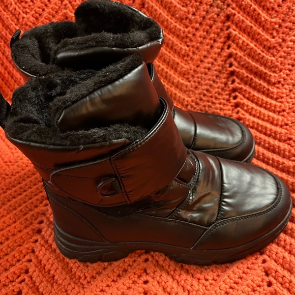 Source Unknown on the brand, solid black, Fur lined boots, size 7 Ladies, Cute - Picture 2 of 8